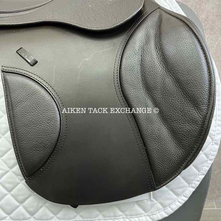 **SOLD** 2023 Kent & Masters S-Series MJJ Standard Wither Competition Jump Saddle, 17.5" Seat, Adjustable Tree - Changeable Gullet, Wool Flocked Panels