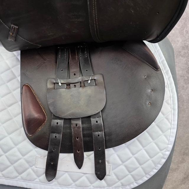 1999 Devoucoux Biarritz Close Contact Jump Saddle, 17" Seat, 3A Flap, Medium Tree, Foam Panels, Full Buffalo Leather