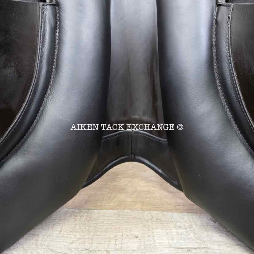 **SOLD** Duett Bravo Close Contact Jump Saddle, 17.5" Seat, 36 - Extra Wide Hoop Tree, Wool Flocked Panels