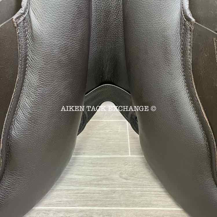 **SOLD** 2023 Kent & Masters S-Series MJJ Standard Wither Competition Jump Saddle, 17.5" Seat, Adjustable Tree - Changeable Gullet, Wool Flocked Panels