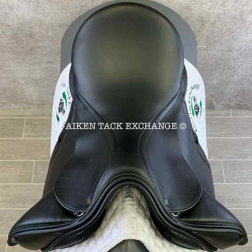 2022 Master D3-M Monoflap Dressage Saddle, 18" Seat, Medium Tree, Wool Flocked Serge Panels