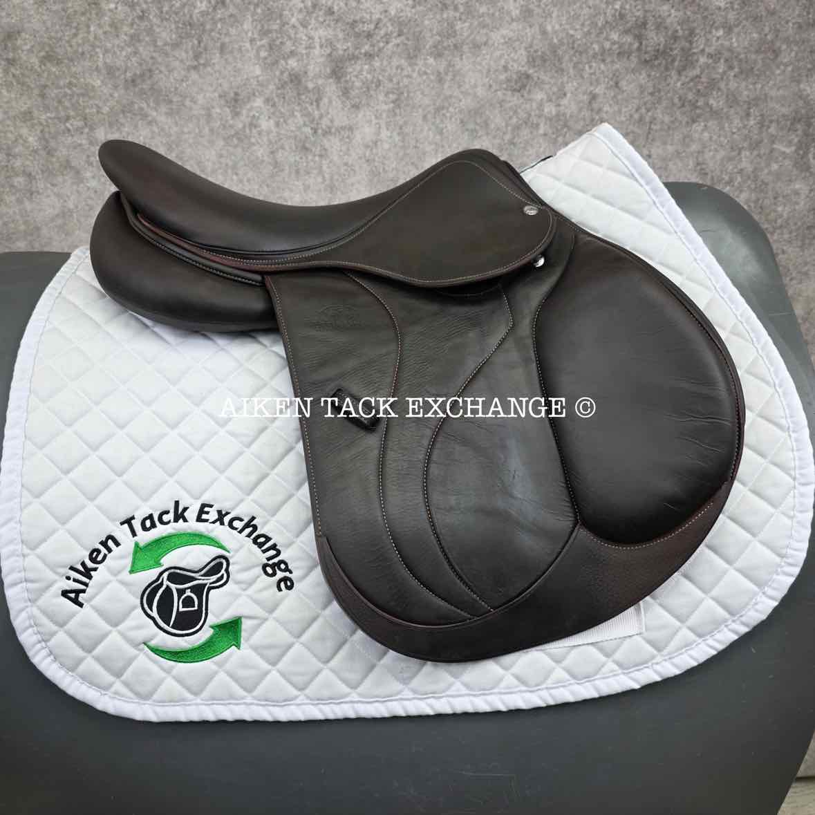 2021 Devoucoux Biarritz S Close Contact Jump Saddle, 16.5" Seat, 2A Flap, M/MW Tree, D3D Panels