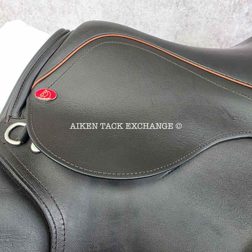 **SOLD** Duett Bravo Close Contact Jump Saddle, 17.5" Seat, 36 - Extra Wide Hoop Tree, Wool Flocked Panels