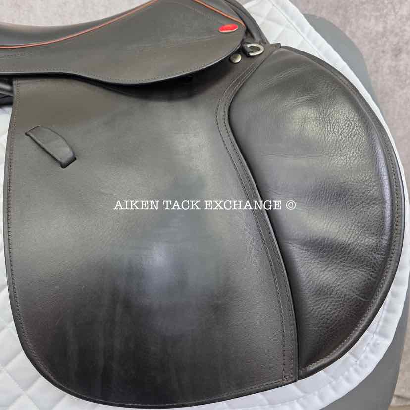 **SOLD** Duett Bravo Close Contact Jump Saddle, 17.5" Seat, 36 - Extra Wide Hoop Tree, Wool Flocked Panels