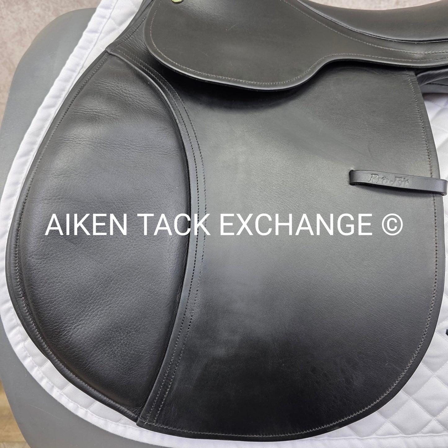 **SOLD** 2007 County Pro-Fit Close Contact Jump Saddle, 17.5" Seat, Medium Tree, Wool Flocked Panels