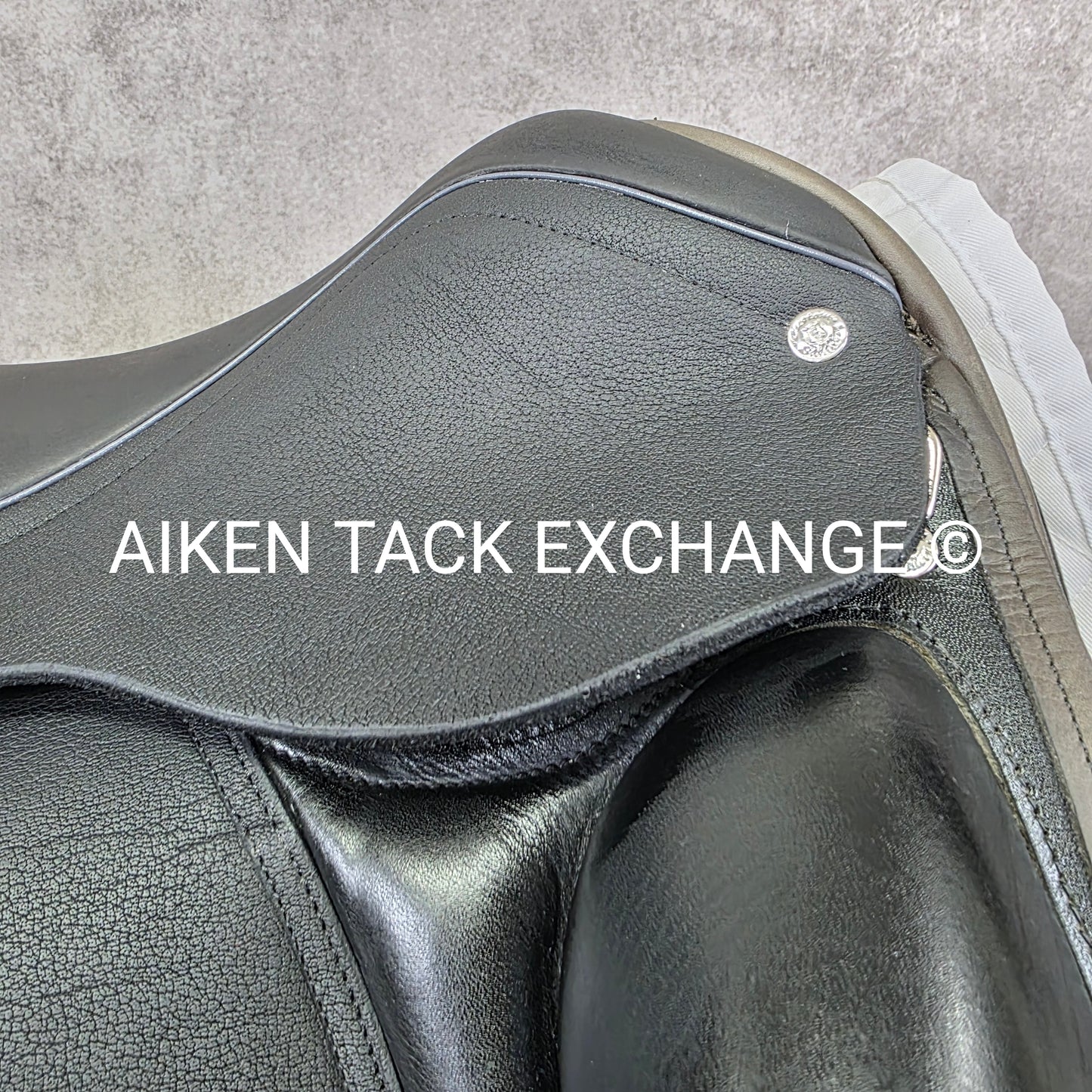 2021 Custom Saddlery Advantage R Monoflap Dressage Saddle, 18" Seat, Adjustable Tree, Wool Flocked Panels