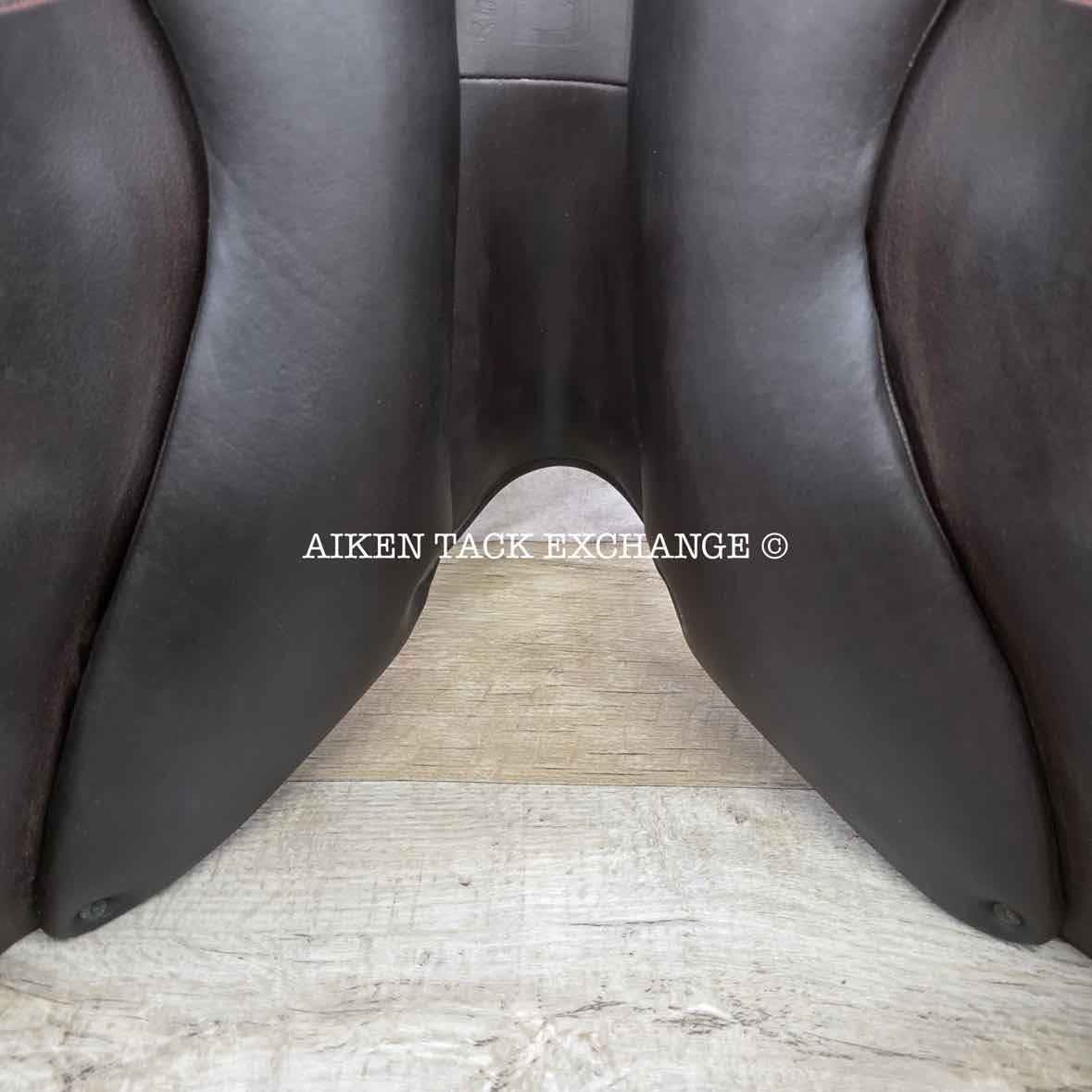 2021 Devoucoux Biarritz S Close Contact Jump Saddle, 16.5" Seat, 2A Flap, M/MW Tree, D3D Panels