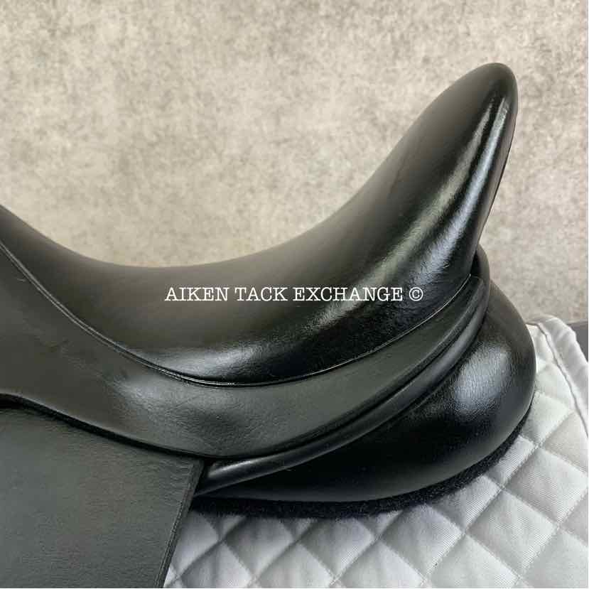 **SOLD** Master by D.Boot & L.Batchelor Dressage Saddle, 17.5" Seat, Wide Tree, Wool Flocked Serge Panels
