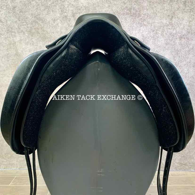 **SOLD** Master by D.Boot & L.Batchelor Dressage Saddle, 17.5" Seat, Wide Tree, Wool Flocked Serge Panels
