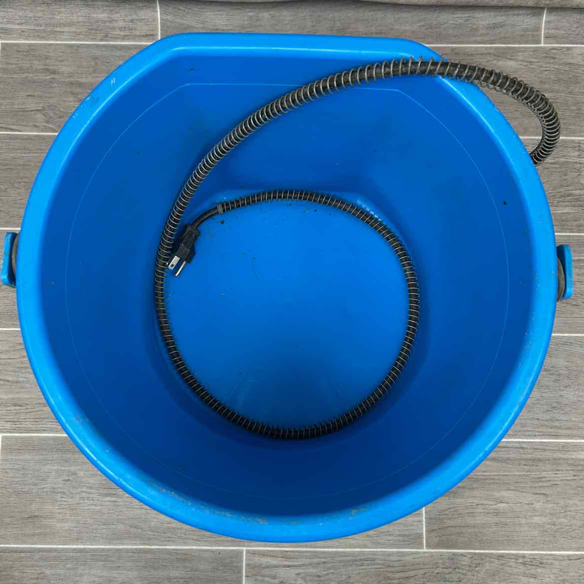 Flat Back Heated Water Bucket, 5 Gallons