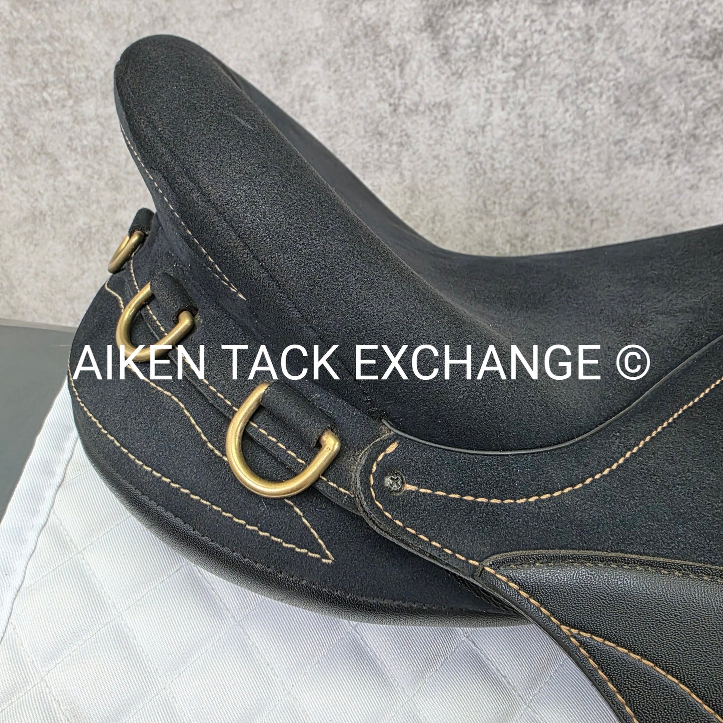 **SOLD**2012 Wintec Pro Stock Australian Saddle, 17" / 17.5" Seat - Large, Adjustable Tree - Changeable Gullet, Wool Flocked Panels