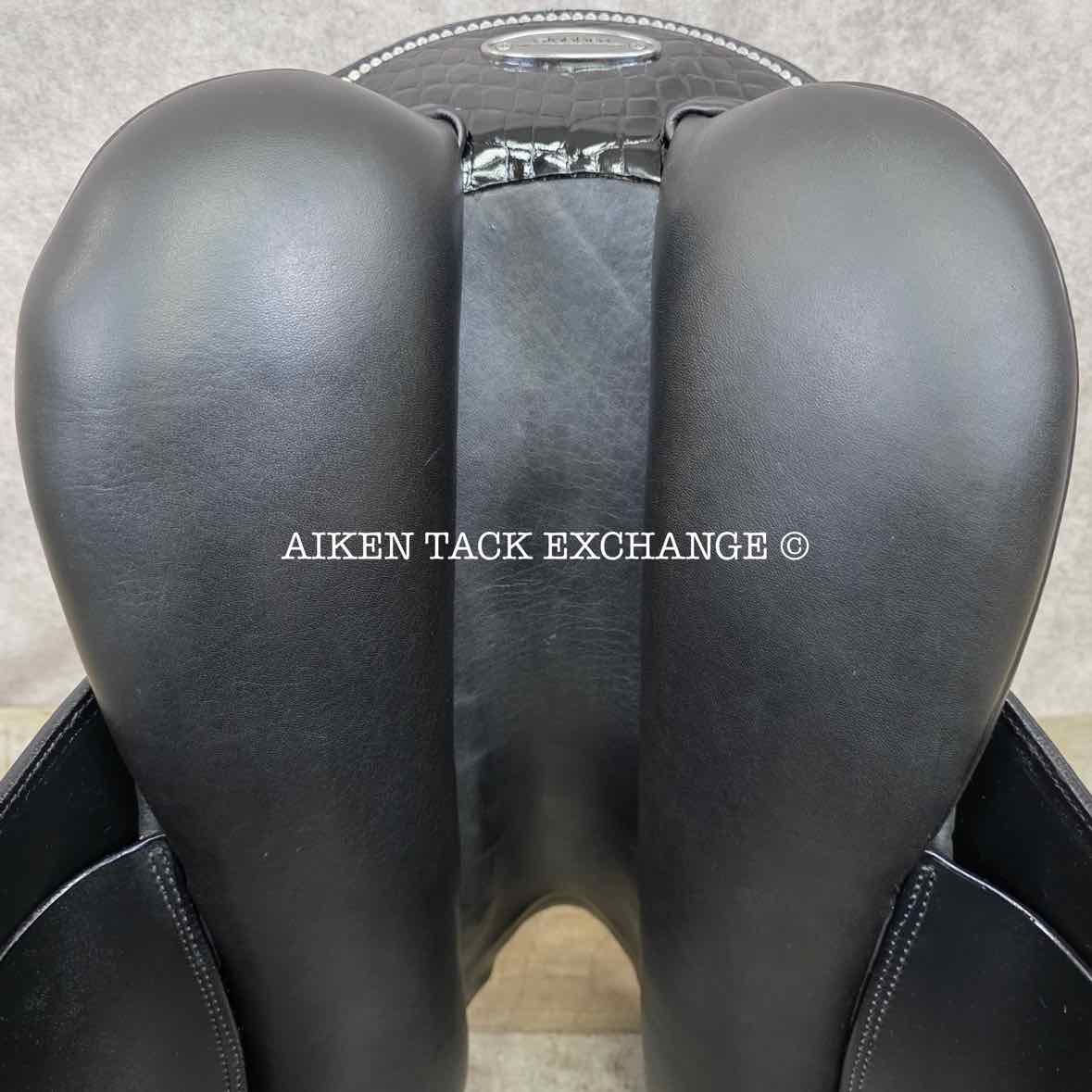 2018 Stubben Virginia Deluxe Dressage Saddle, 17.5" Seat, 29cm Tree - Medium, Wool Flocked Panels
