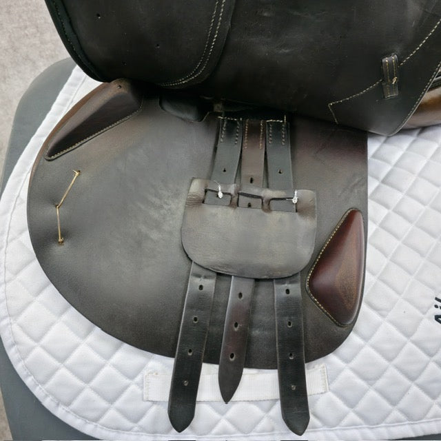 1999 Devoucoux Biarritz Close Contact Jump Saddle, 17" Seat, 3A Flap, Medium Tree, Foam Panels, Full Buffalo Leather