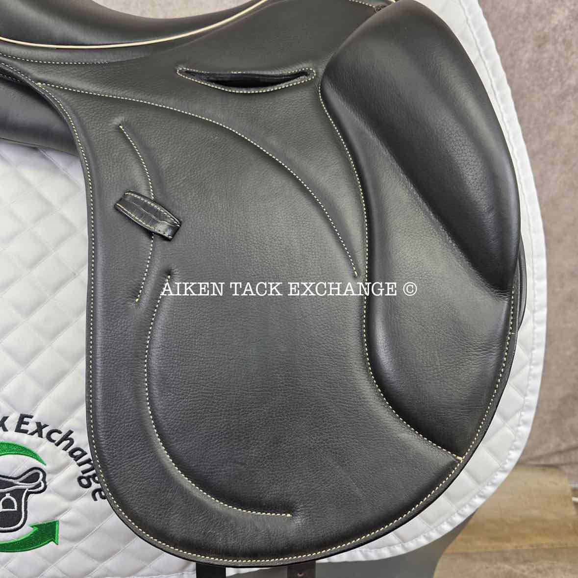 2023 MaxFlex Savannah Dressage Saddle, 17.5" Seat, XX-Wide Tree, Wool Flocked Panels