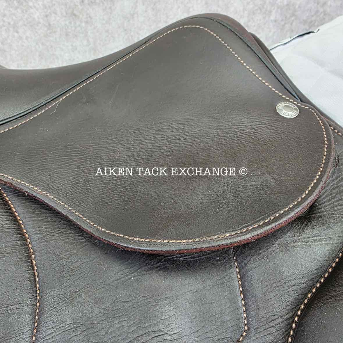 2021 Devoucoux Biarritz S Close Contact Jump Saddle, 16.5" Seat, 2A Flap, M/MW Tree, D3D Panels