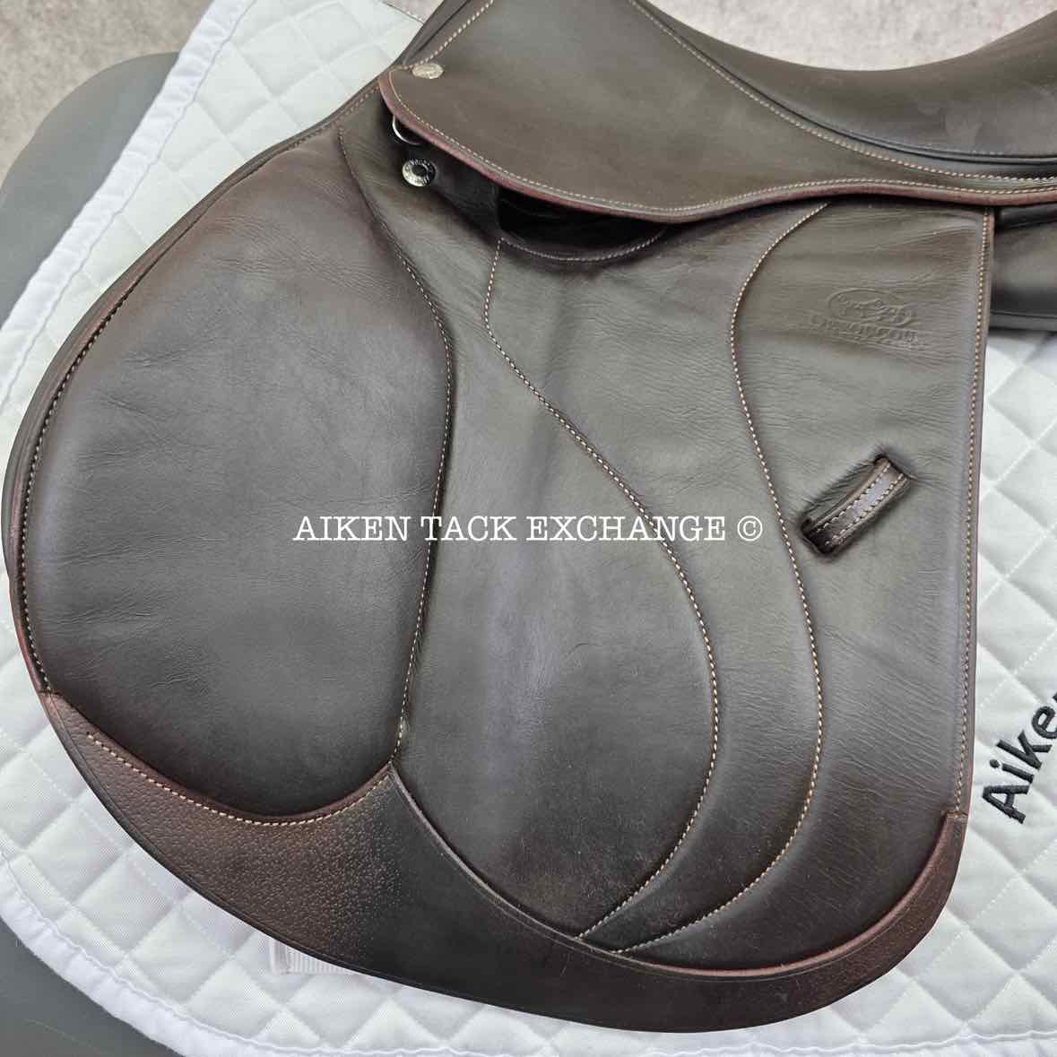 2021 Devoucoux Biarritz S Close Contact Jump Saddle, 16.5" Seat, 2A Flap, M/MW Tree, D3D Panels