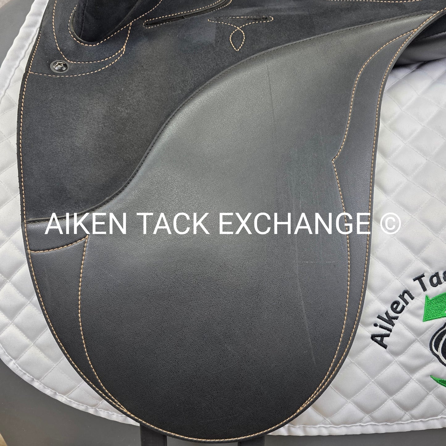 **SOLD**2012 Wintec Pro Stock Australian Saddle, 17" / 17.5" Seat - Large, Adjustable Tree - Changeable Gullet, Wool Flocked Panels