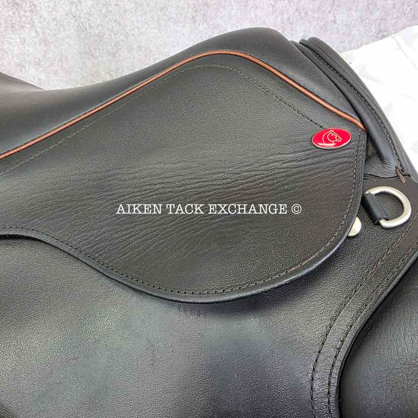 **SOLD** Duett Bravo Close Contact Jump Saddle, 17.5" Seat, 36 - Extra Wide Hoop Tree, Wool Flocked Panels