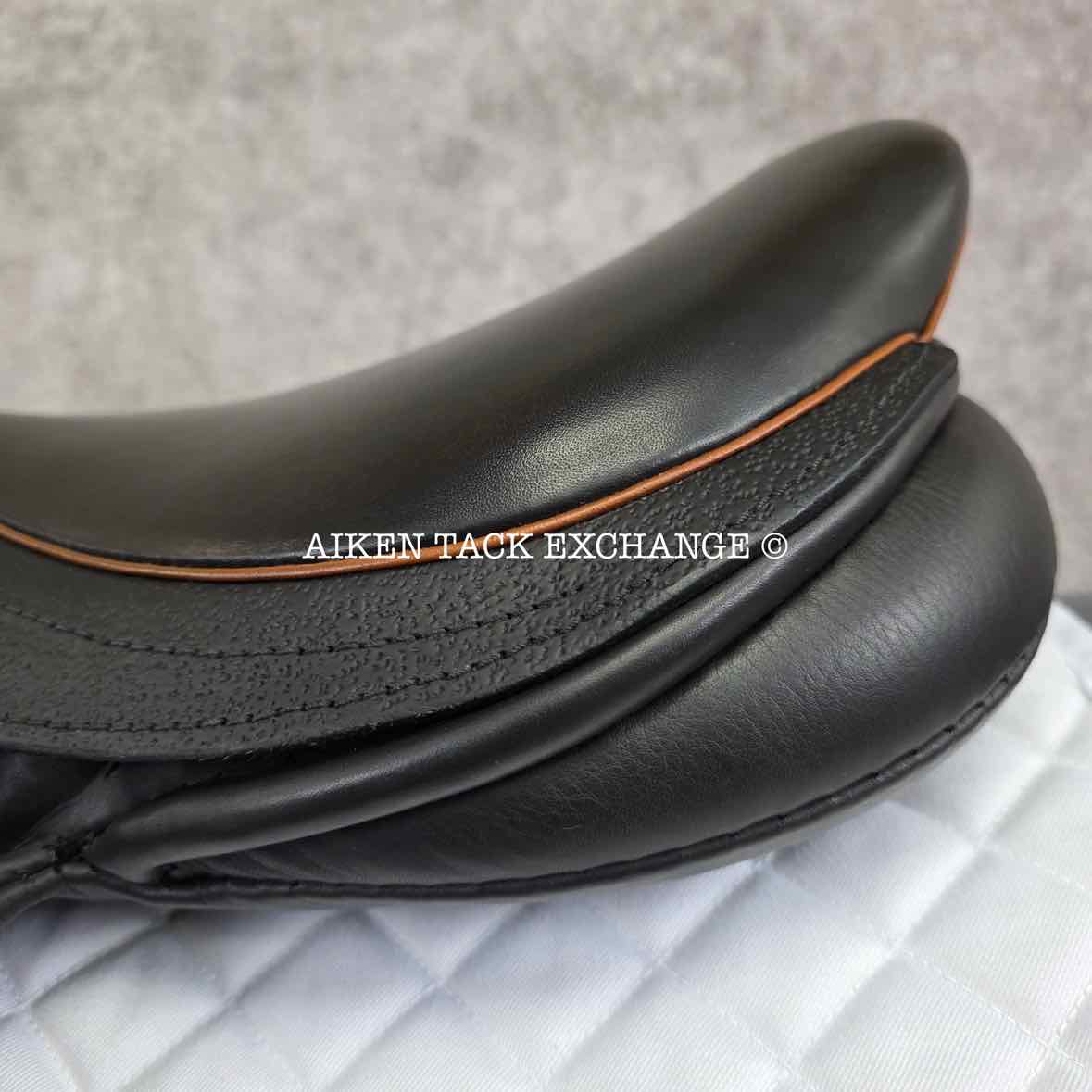 2022 Black Country Vinici Solare Monoflap Jump Saddle, 17" Seat, Wide Tree, Wool Flocked Panels