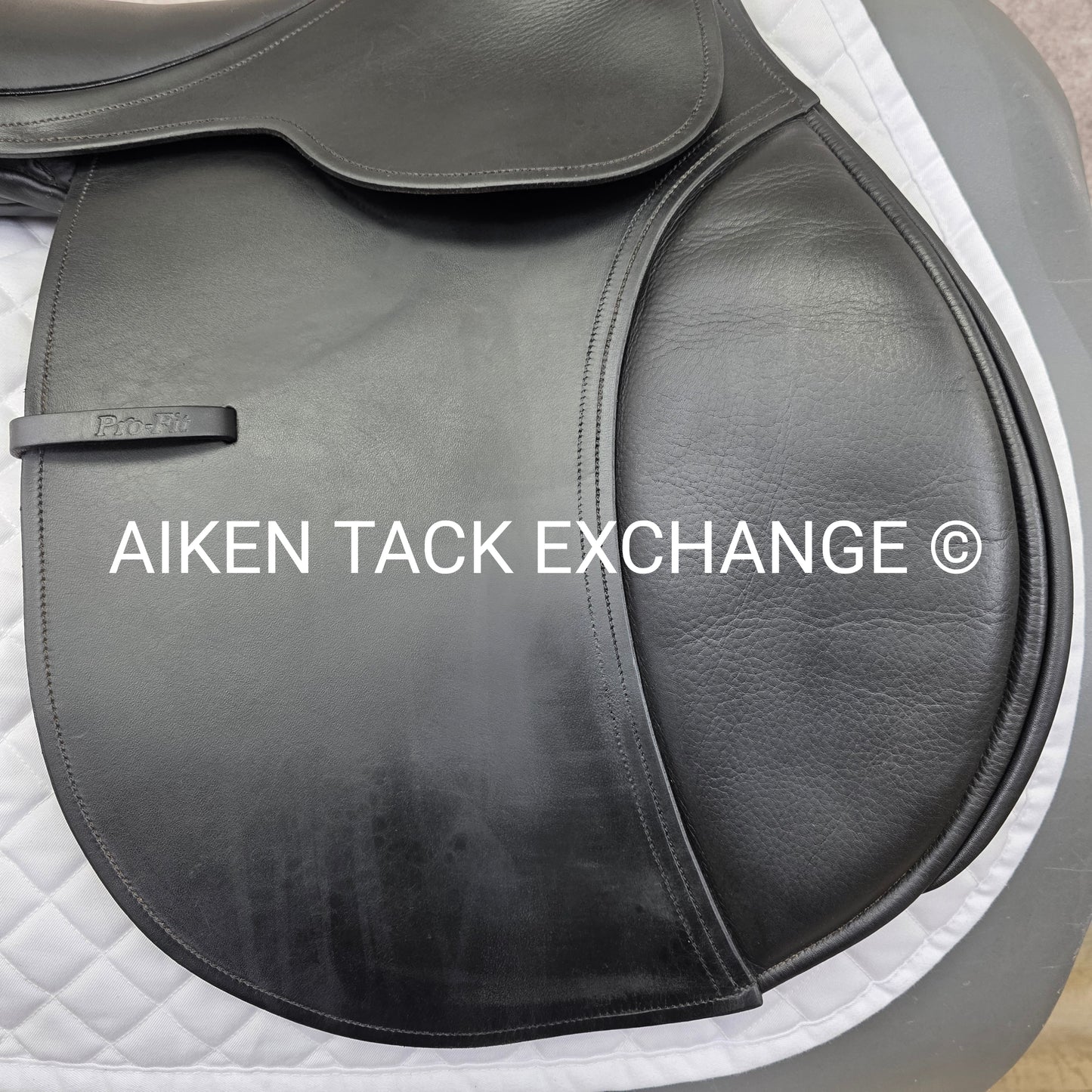 **SOLD** 2007 County Pro-Fit Close Contact Jump Saddle, 17.5" Seat, Medium Tree, Wool Flocked Panels