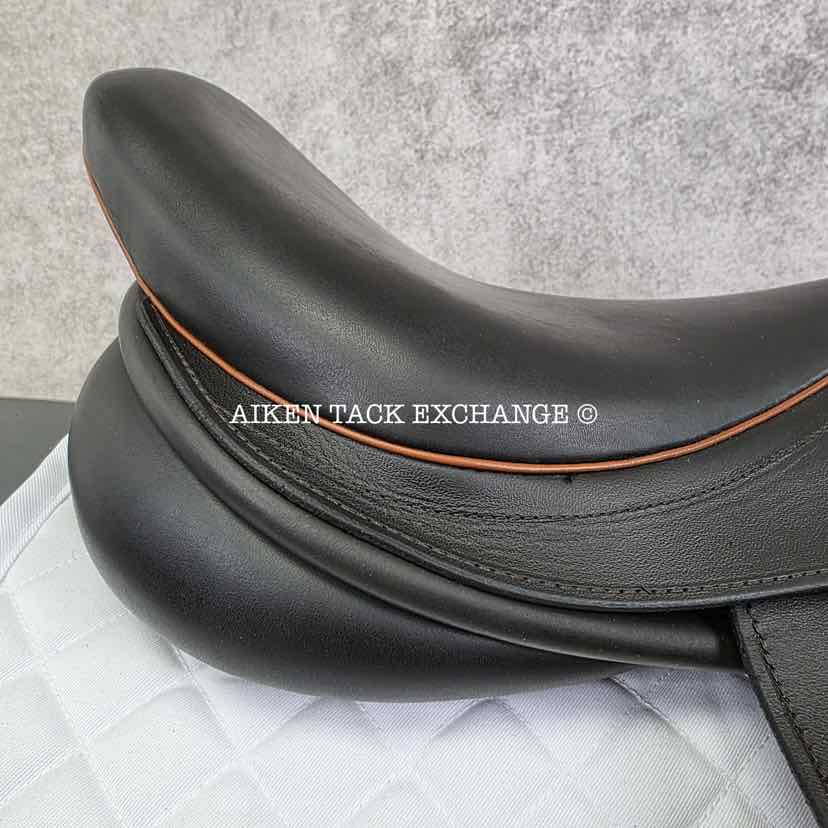 **SOLD** Duett Bravo Close Contact Jump Saddle, 17.5" Seat, 36 - Extra Wide Hoop Tree, Wool Flocked Panels