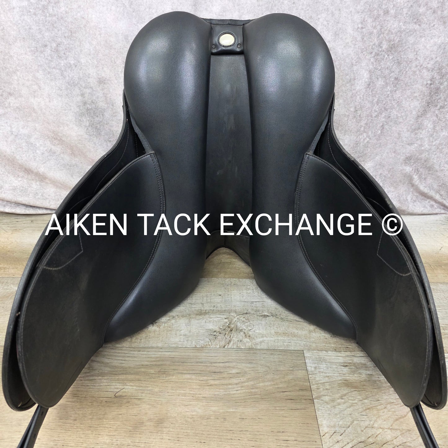 **SOLD**2012 Wintec Pro Stock Australian Saddle, 17" / 17.5" Seat - Large, Adjustable Tree - Changeable Gullet, Wool Flocked Panels