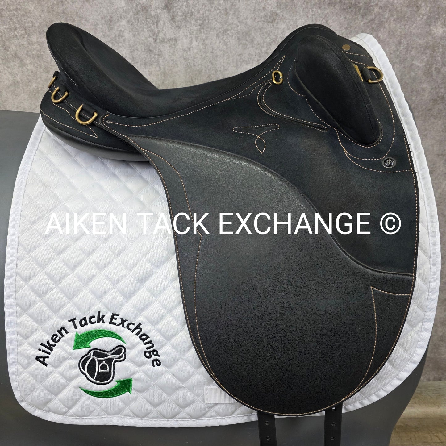 **SOLD**2012 Wintec Pro Stock Australian Saddle, 17" / 17.5" Seat - Large, Adjustable Tree - Changeable Gullet, Wool Flocked Panels