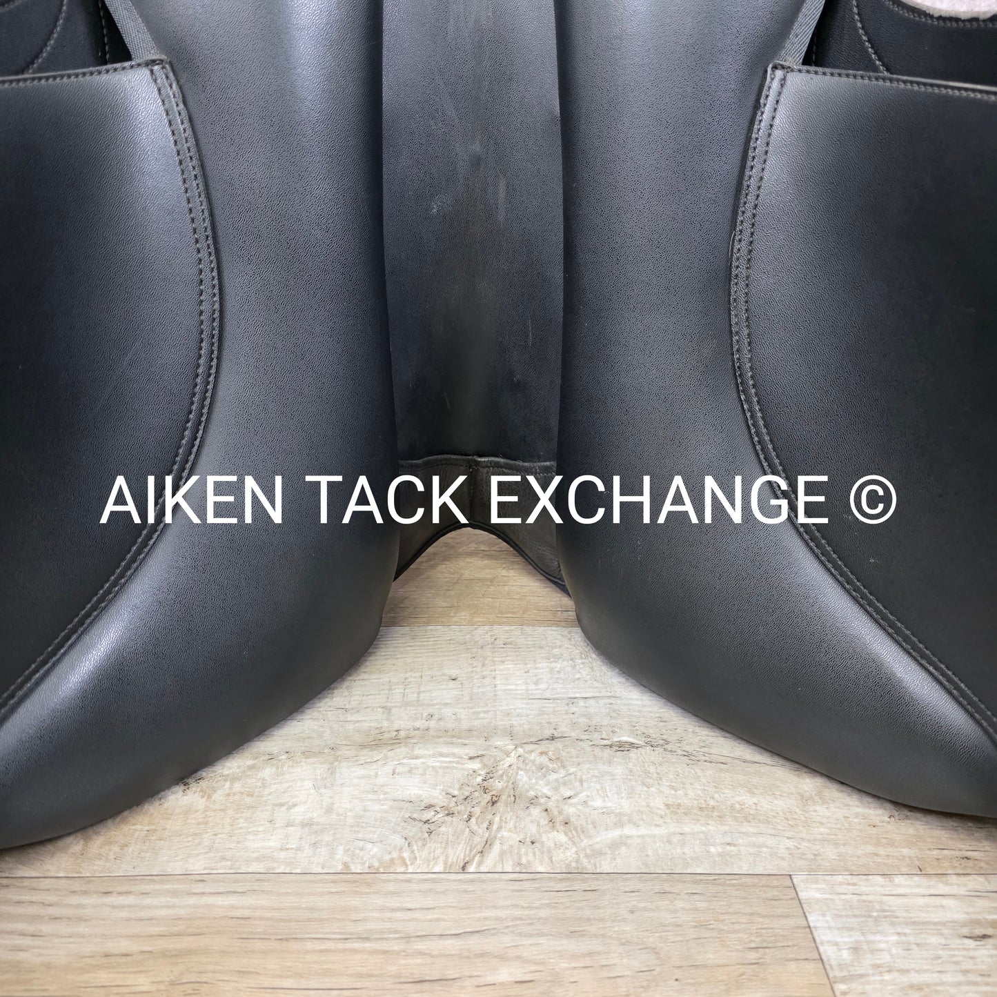 **SOLD**2012 Wintec Pro Stock Australian Saddle, 17" / 17.5" Seat - Large, Adjustable Tree - Changeable Gullet, Wool Flocked Panels