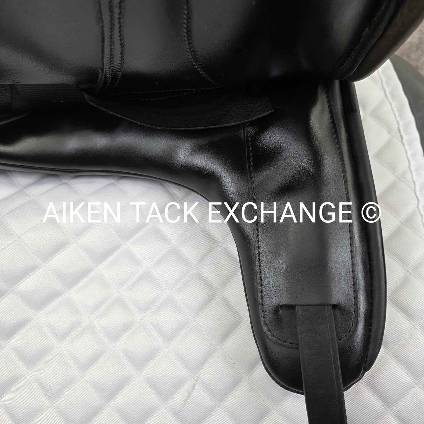 2021 Custom Saddlery Advantage R Monoflap Dressage Saddle, 18" Seat, Adjustable Tree, Wool Flocked Panels