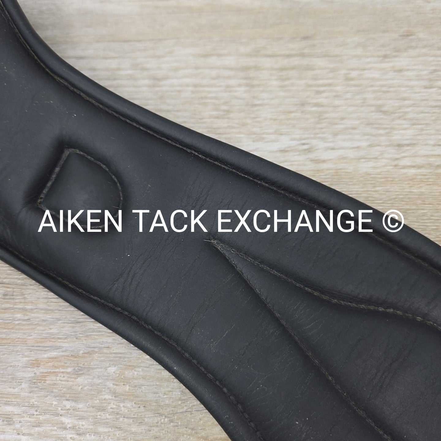 County Logic Anatomic Shoulder Relief Girth, Black, 26"