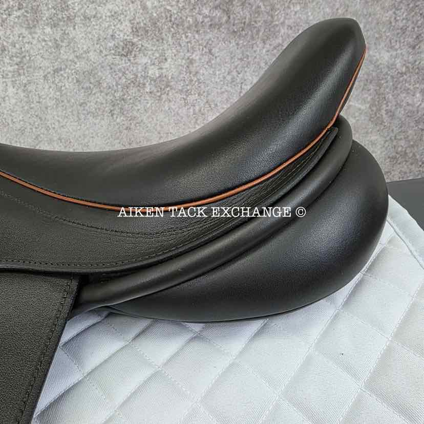 **SOLD** Duett Bravo Close Contact Jump Saddle, 17.5" Seat, 36 - Extra Wide Hoop Tree, Wool Flocked Panels