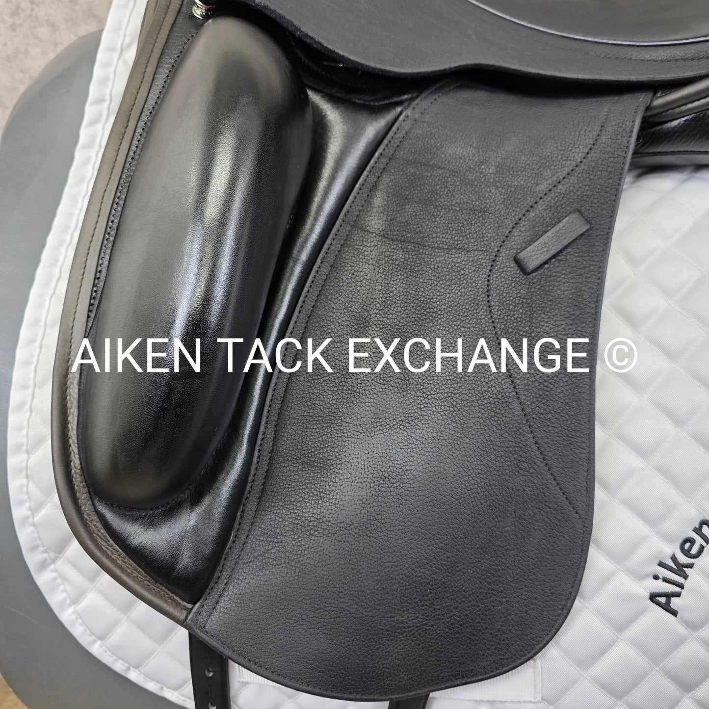 2021 Custom Saddlery Advantage R Monoflap Dressage Saddle, 18" Seat, Adjustable Tree, Wool Flocked Panels