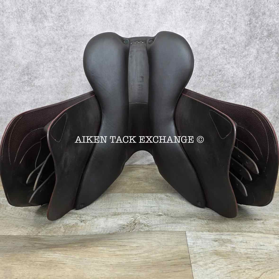 2021 Devoucoux Biarritz S Close Contact Jump Saddle, 16.5" Seat, 2A Flap, M/MW Tree, D3D Panels