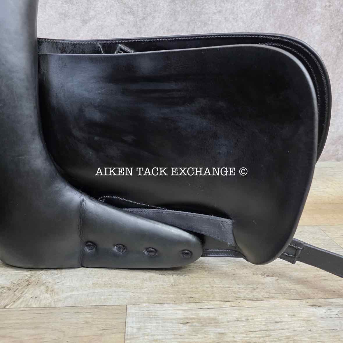 2009 Amerigo Pinerolo Classic Dressage Saddle, 17" Seat, M/MN Tree, Wool Flocked Panels