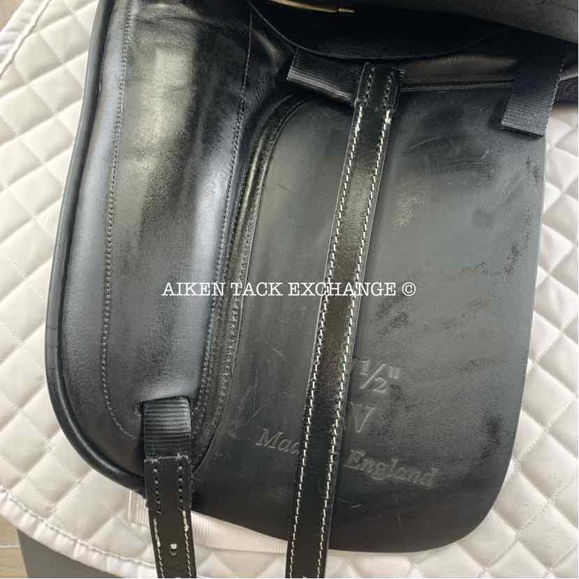 **SOLD** Master by D.Boot & L.Batchelor Dressage Saddle, 17.5" Seat, Wide Tree, Wool Flocked Serge Panels