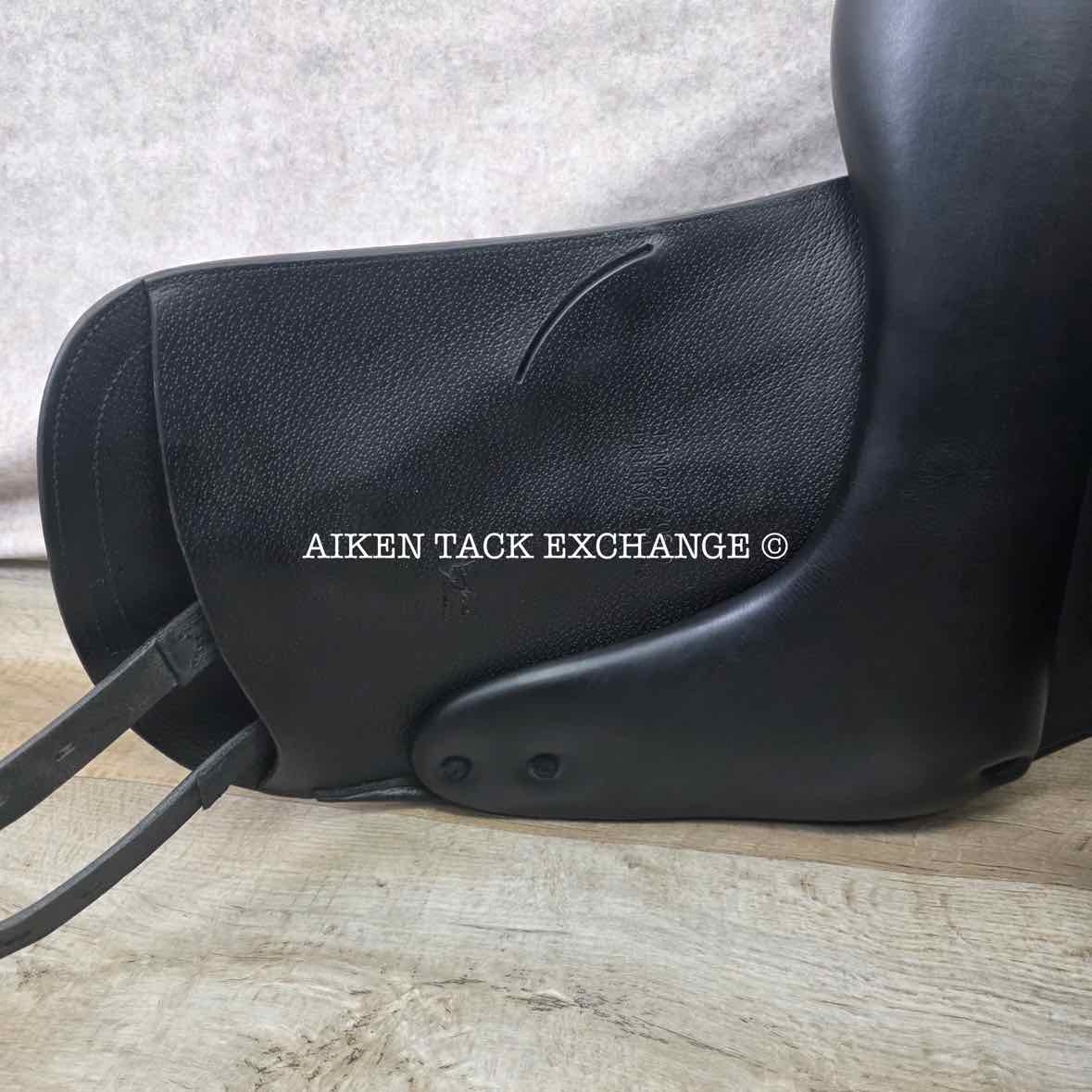 **SOLD** 2020 Equipe E-Carbon Kalifornia Monoflap Dressage Saddle, 17" Seat, MW/W Tree, Foam Panels