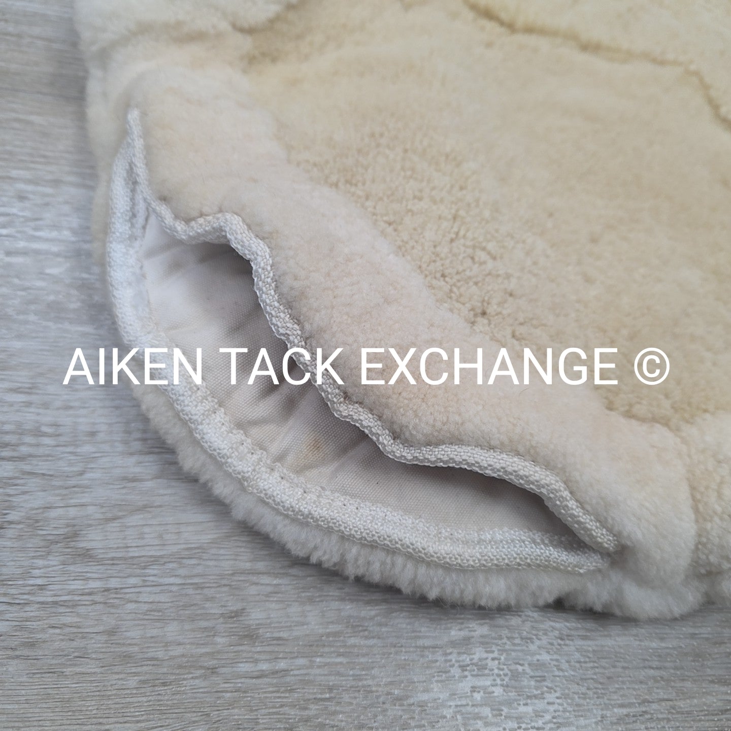 Fleeceworks Sheepskin Field HUnter Fox Hunter Pad with Front Roll & Full Trim