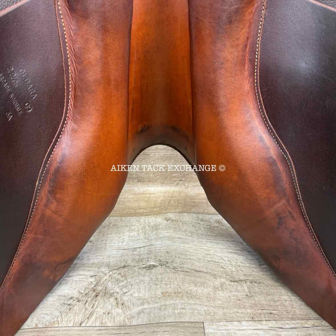 2009 Devoucoux Oldara Close Contact Jump Saddle, 18" Seat, 3A Flap, Medium Wide Tree, Foam Panels