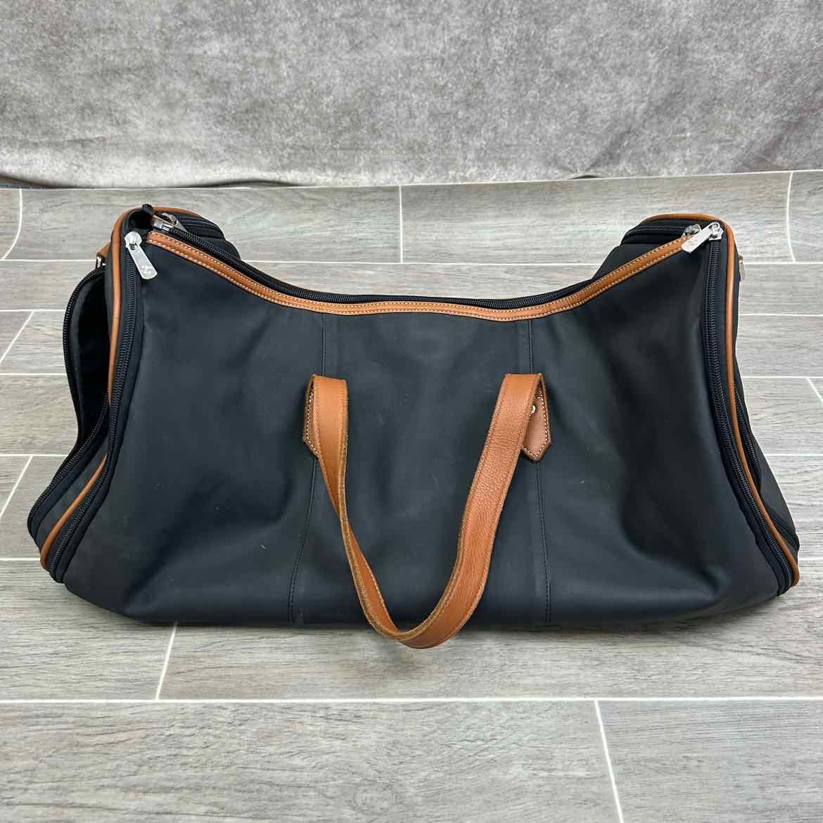 Penelope Show Travel Bag, Comes wih Dust Cover