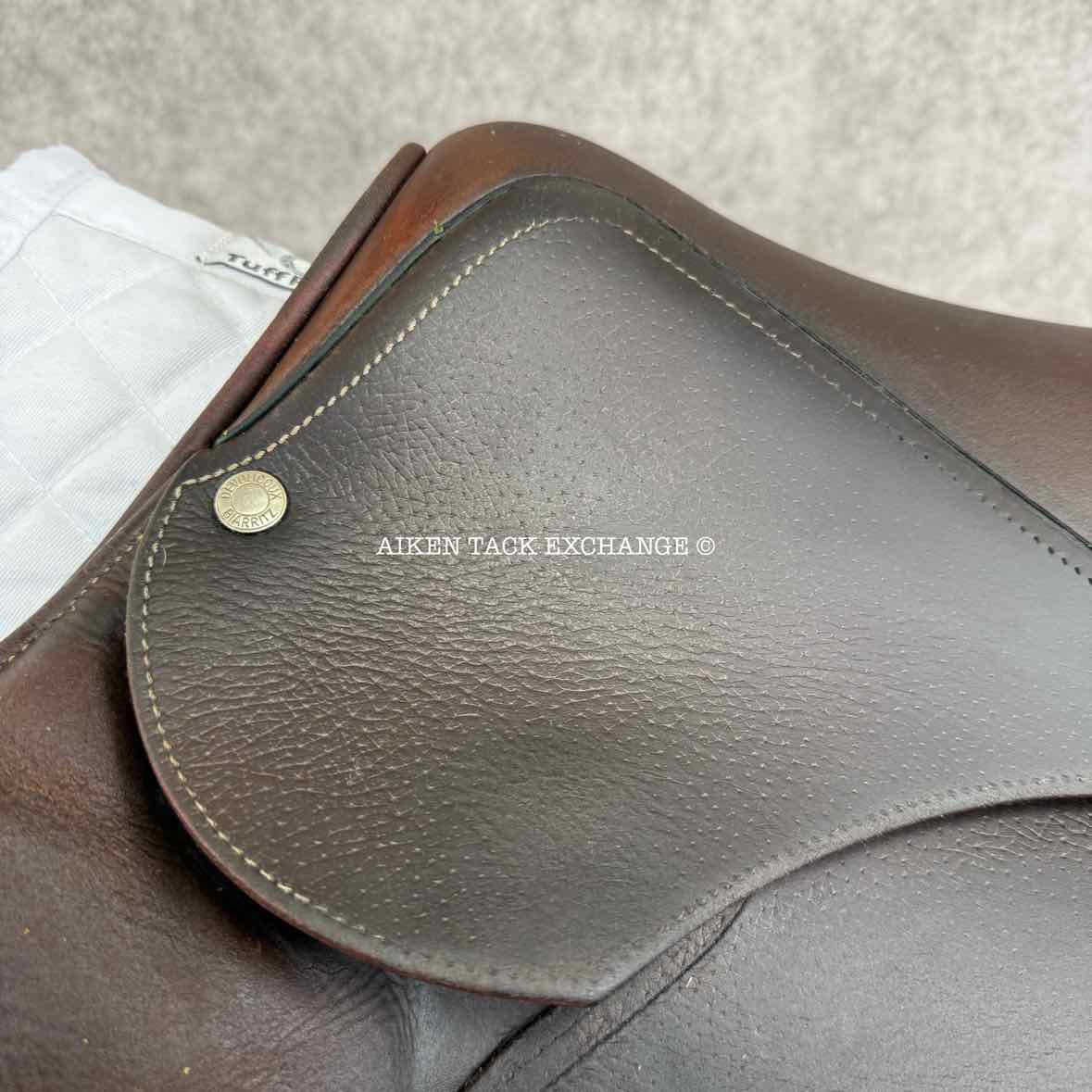 2009 Devoucoux Oldara Close Contact Jump Saddle, 17.5" Seat, 2A Flap, M/MW Tree, Foam Panels