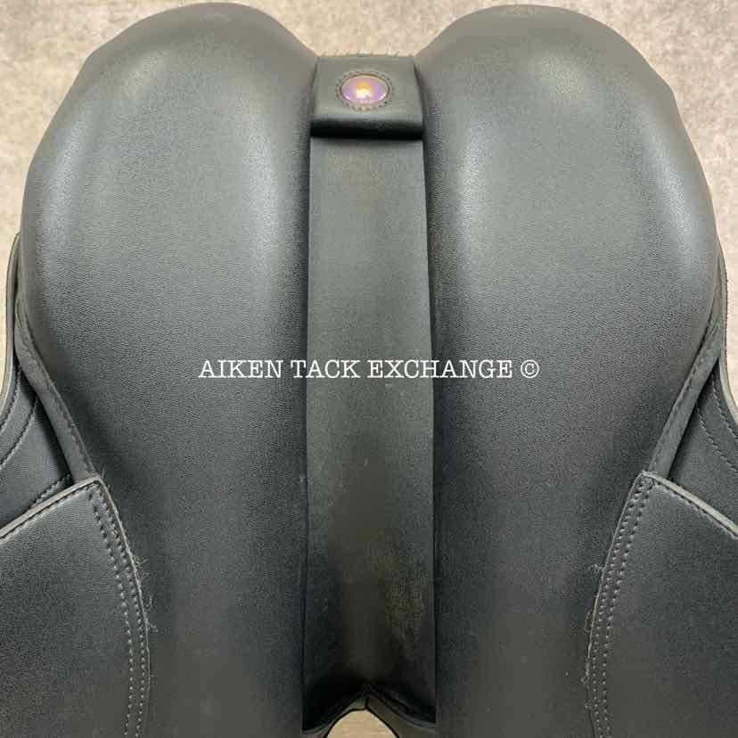 **SOLD** Wintec Pro Stock Australian Saddle, 17" / 17.5" Seat - Large, Adjustable Tree - Changeable Gullet, CAIR Panels