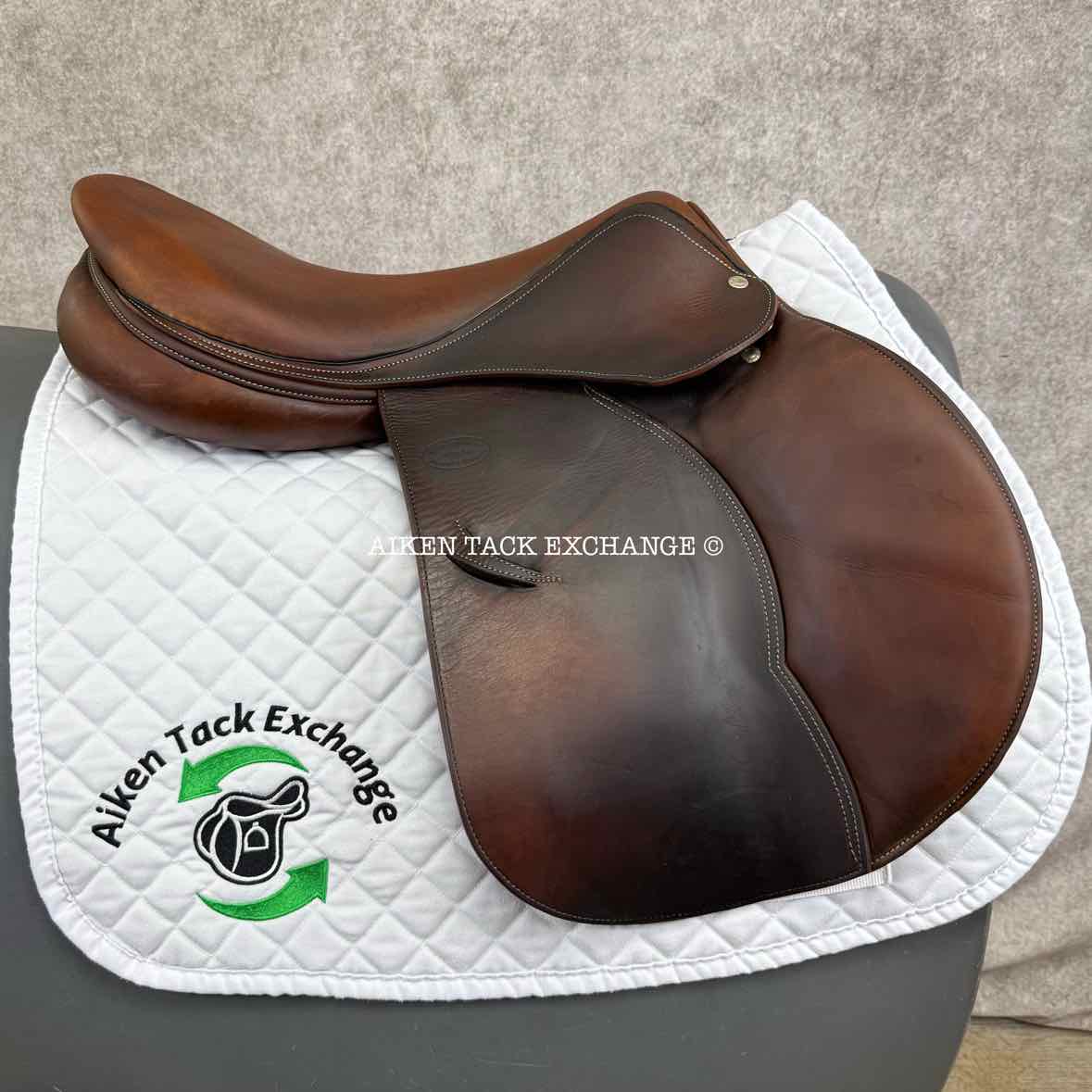 2009 Devoucoux Oldara Close Contact Jump Saddle, 18" Seat, 3A Flap, Medium Wide Tree, Foam Panels