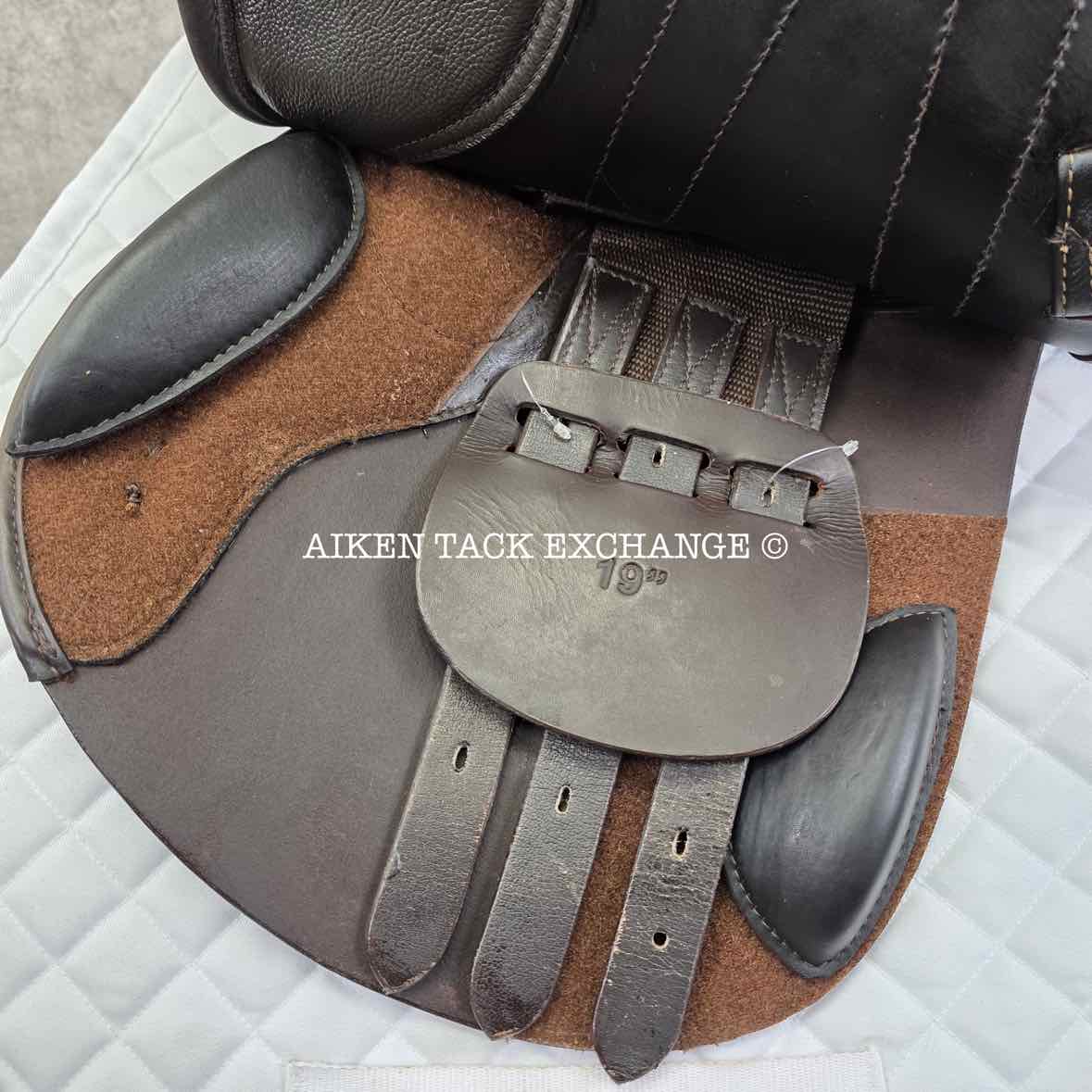 **SOLD** Royal Heritage Emile Close Contact Jump Saddle, 18.5"/19" Seat, Spectrum Adjustable Tree, Wool Flocked Panels