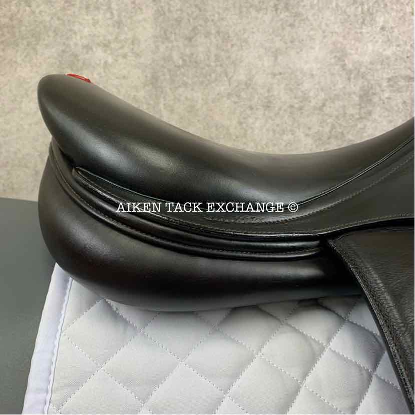 **SOLD** 2018 Equipe Synergy Special Close Contact Jump Saddle, 17.5" Seat, Forward Flap, Medium Wide Tree, Foam Panels