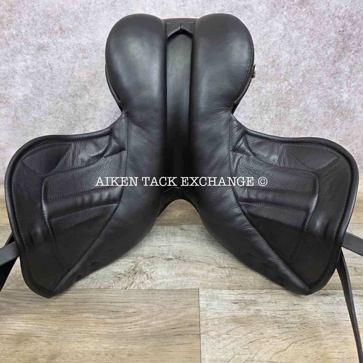 2022 Black Country Vinici Solare Monoflap Jump Saddle, 17" Seat, Wide Tree, Wool Flocked Panels