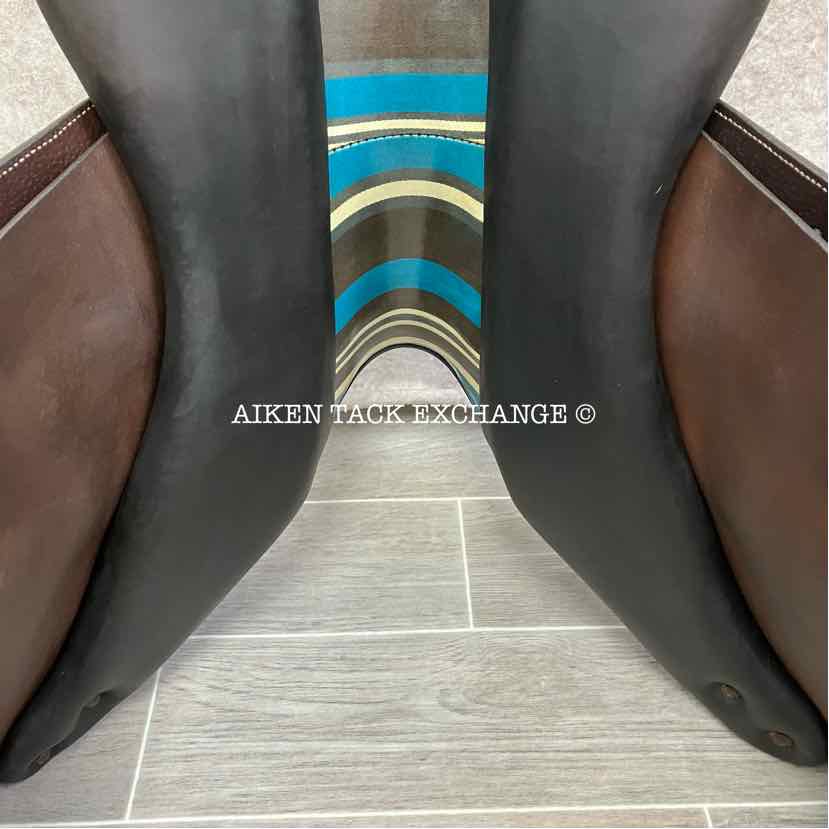 2022 Voltaire Stuttgart Close Contact Jump Saddle, 17.5" Seat, 3AA Flap, Medium Wide Tree, PRO Panels, Full Buffalo Leather