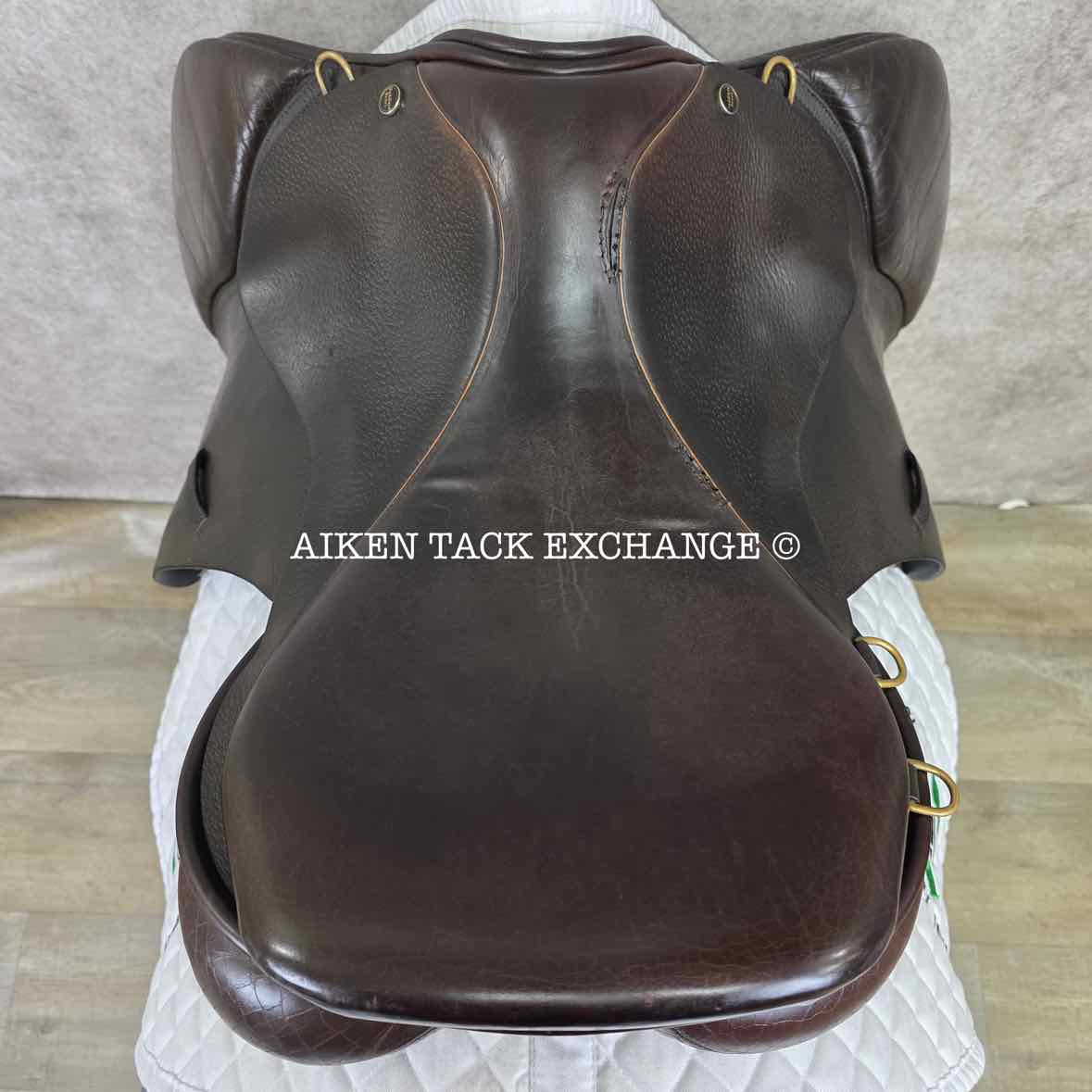 **SOLD** 2007 Saddler's Bench Killington III Jump Saddle, 17.5" Seat. Medium Wide Tree, Wool Flocked Panels