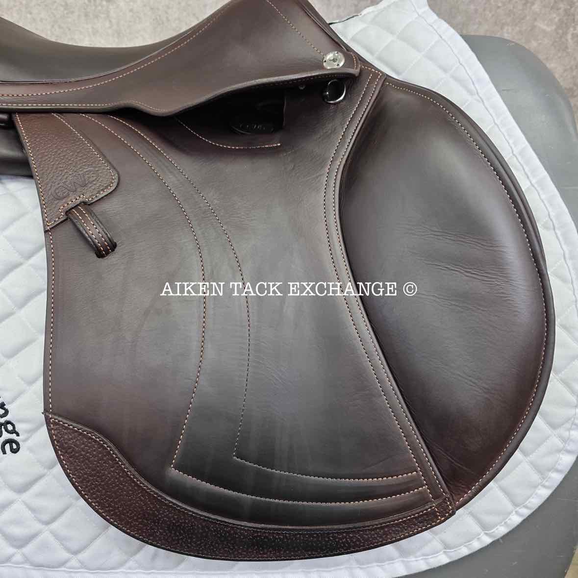 2024 CWD SE01 Close Contact Jump Saddle, 17" Seat, 3CH Flap, Medium Tree, Foam Panels, Full Buffalo Leather