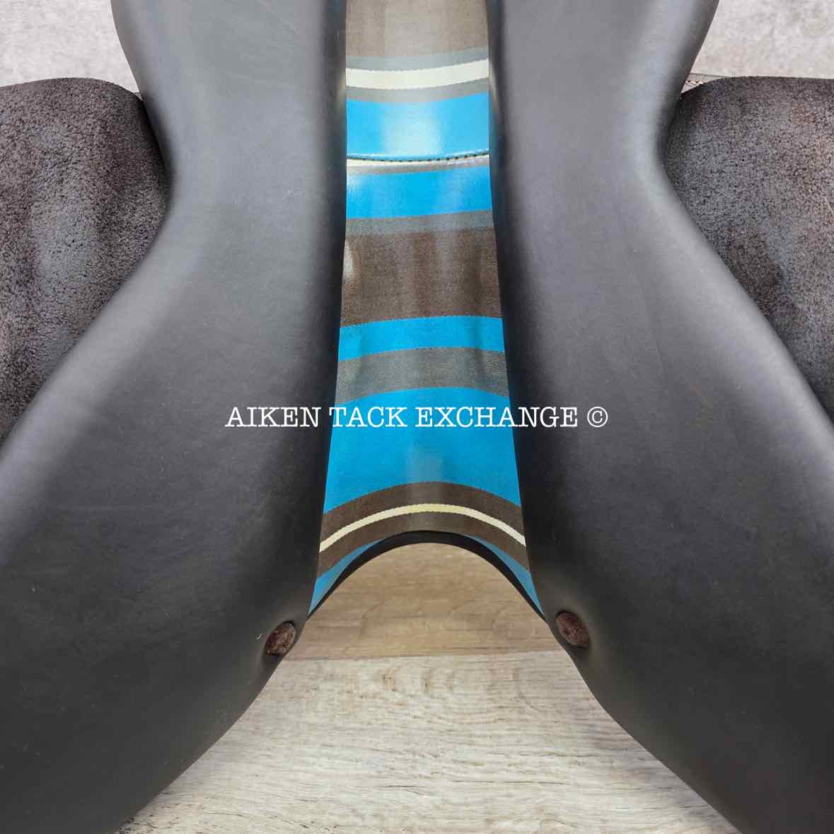 2022 Voltaire Welli Close Contact Jump Saddle, 15.5" Seat, 0A Flap, M/MW Tree, Foam FIN Panels