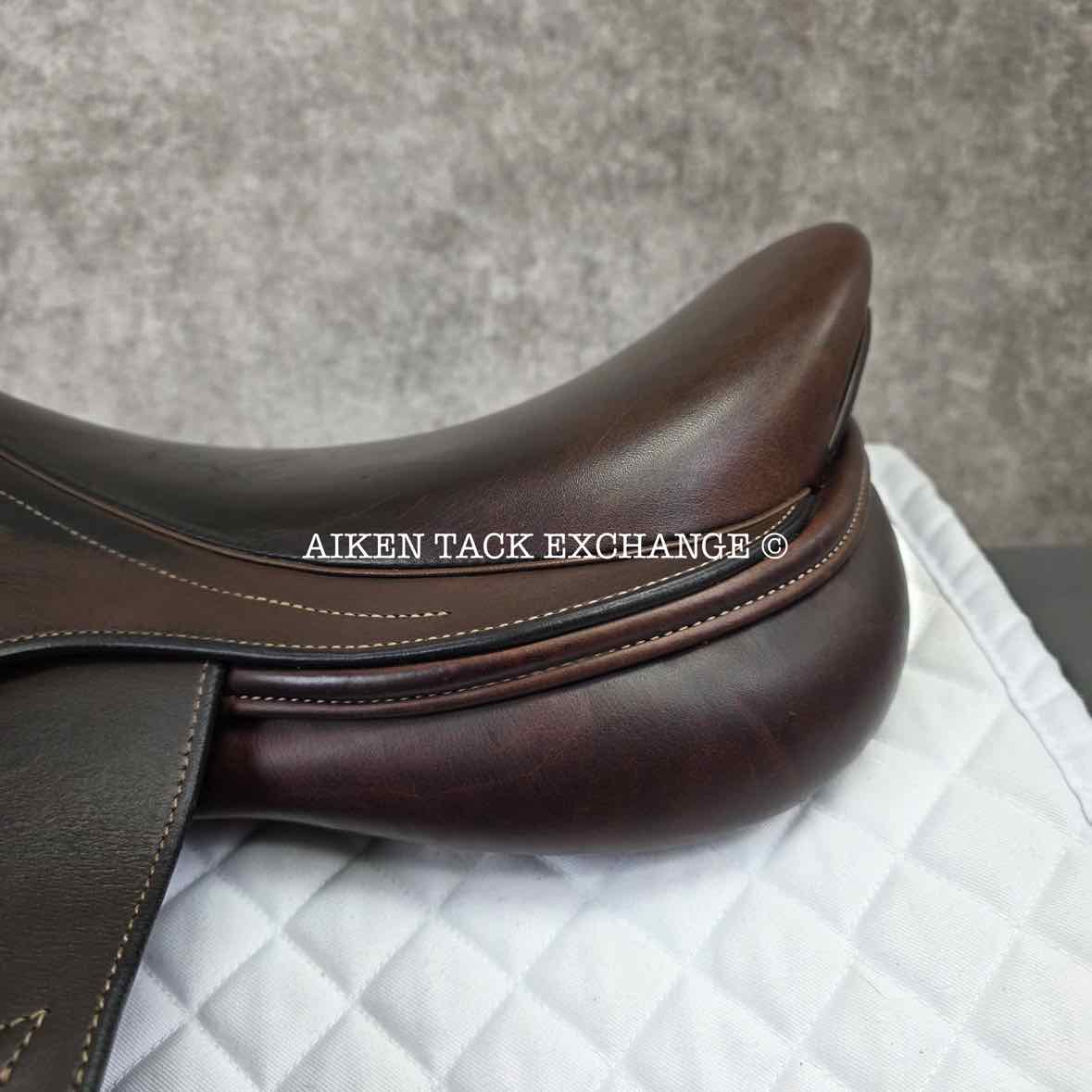 Circuit by Dover Saddlery Close Contact Jump Saddle, 17" Seat, Medium Tree, Foam Panels